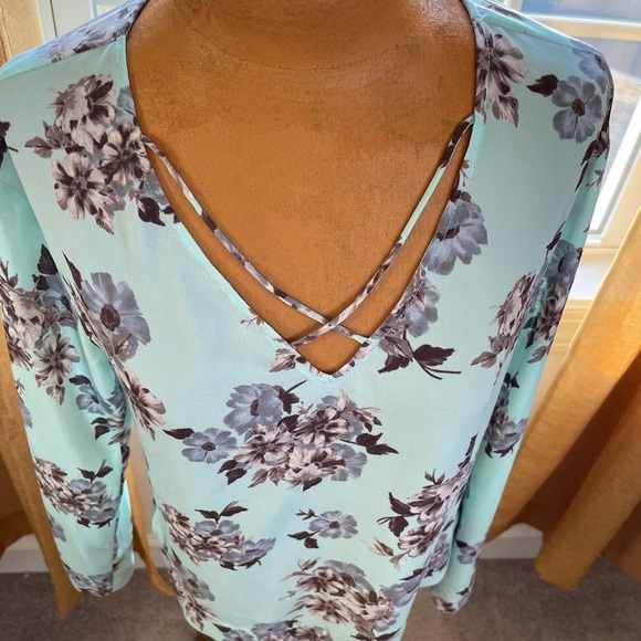 Sugar + L!ps Floral Blouse - Picture 2 of 5